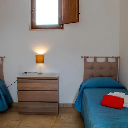 Hébergement de vacances With Trullo And Pool,