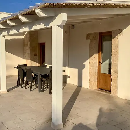 Hébergement de vacances With Trullo And Pool,