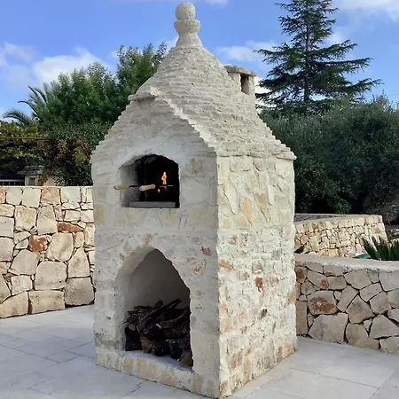 With Trullo And Pool, Αλμπερομπέλο